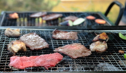 おいしい焼肉・バーベキュー肉。お腹いっぱい食べて、皆さんで楽しみましょう!